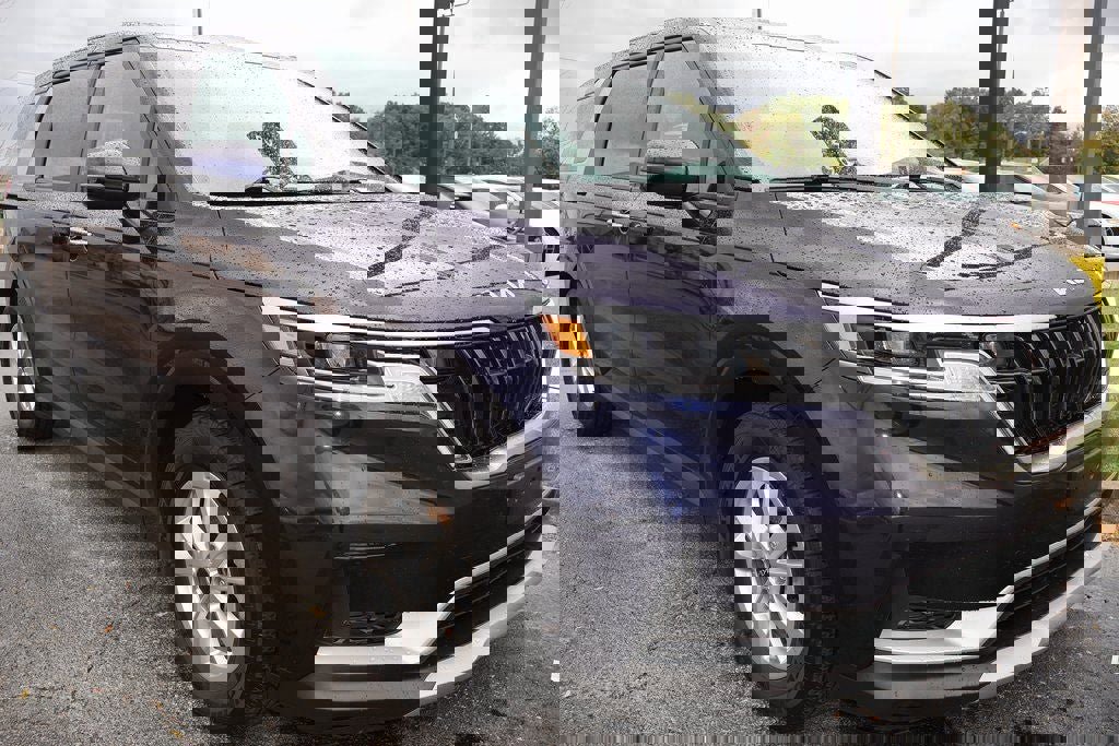 Used 2023 Kia Carnival LX image 2