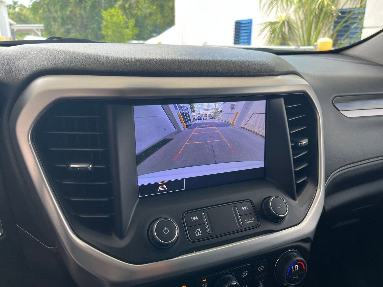 Used 2023 GMC Acadia SLT image 17