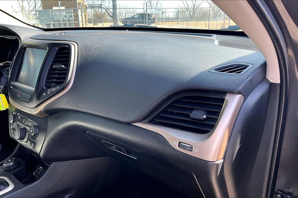 Used 2016 Jeep Cherokee Latitude image 21