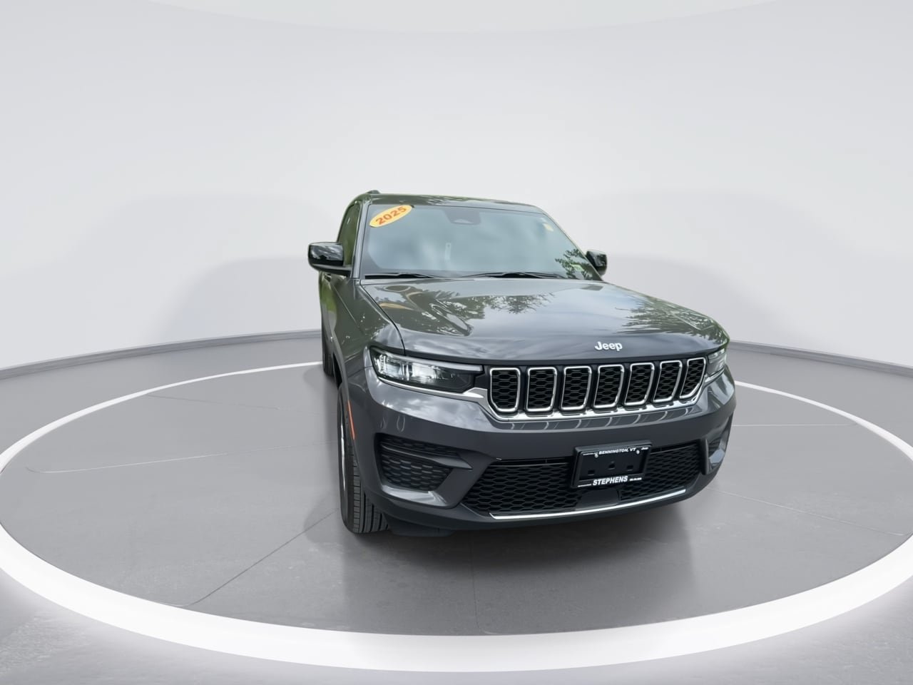 Used 2025 Jeep Grand Cherokee Laredo X AWD/4WD image 3