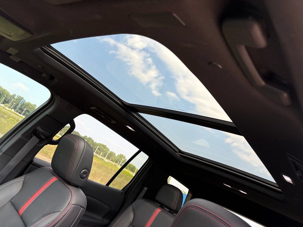 Used 2025 Chevrolet Traverse RS w/ LPO, Floor Liner Package FWD image 3