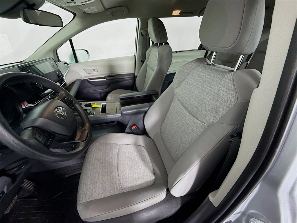 Used 2022 Toyota Sienna LE image 5