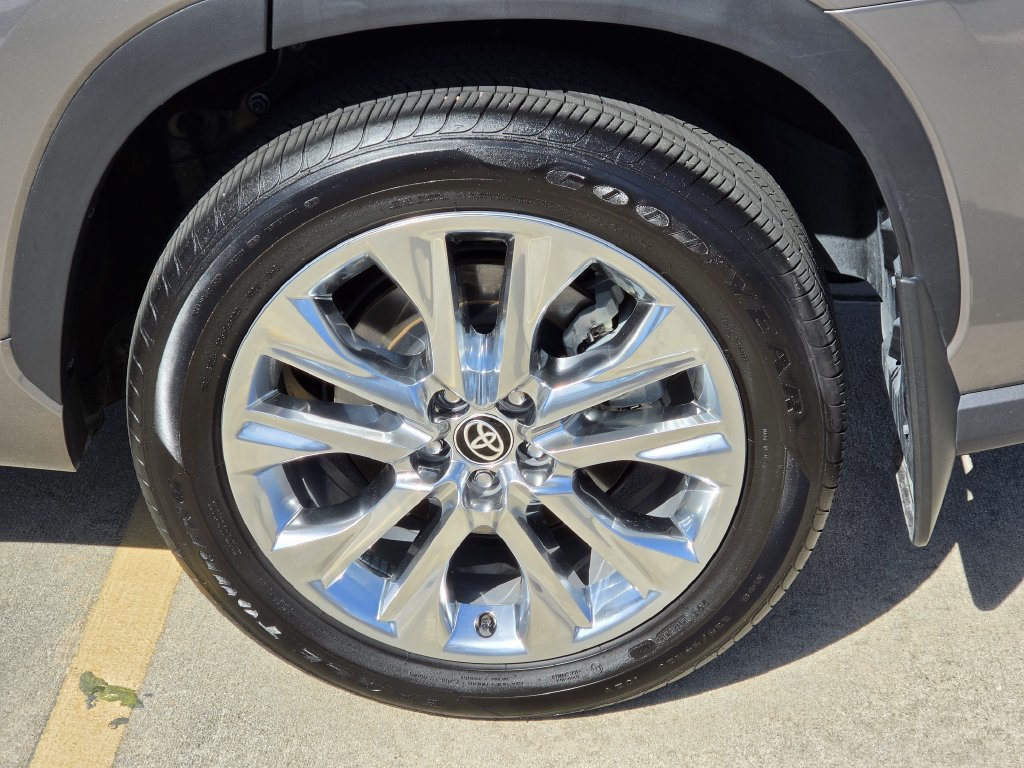 Used 2026 Toyota Highlander Limited AWD/4WD image 8