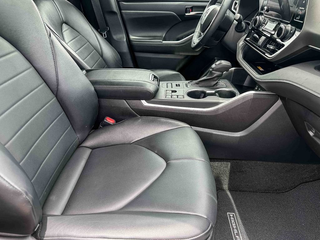 Used 2023 Toyota Highlander XLE AWD/4WD image 24