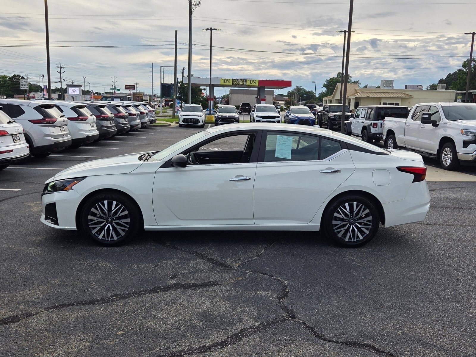 Used 2025 Nissan Altima 2.5 SV FWD image 4