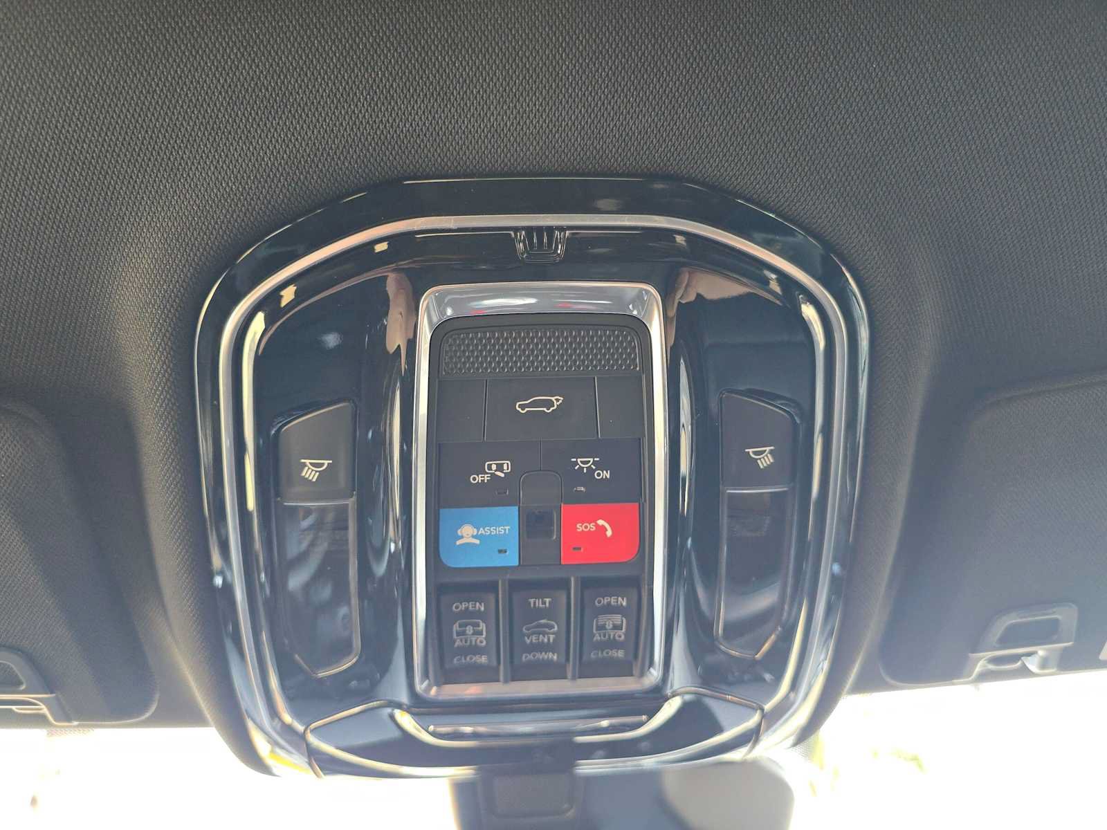 Used 2022 Jeep Grand Cherokee Overland w/ Luxury Tech Group IV AWD/4WD image 35