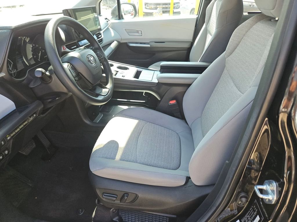 Used 2025 Toyota Sienna LE image 11