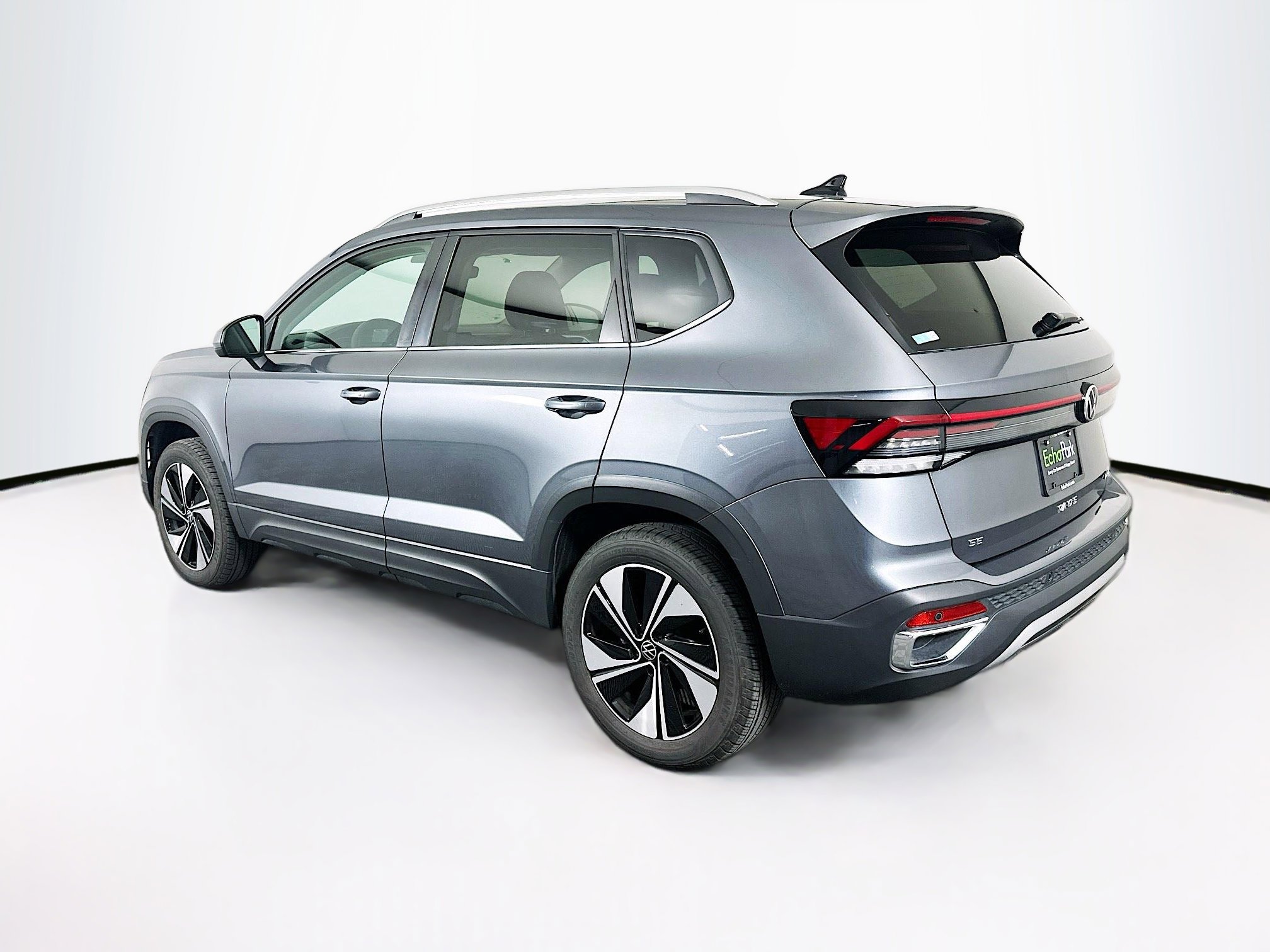 Used 2025 Volkswagen Taos SE AWD/4WD image 5