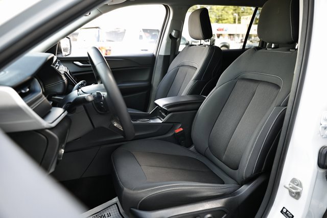 Used 2023 Jeep Grand Cherokee L Laredo image 21