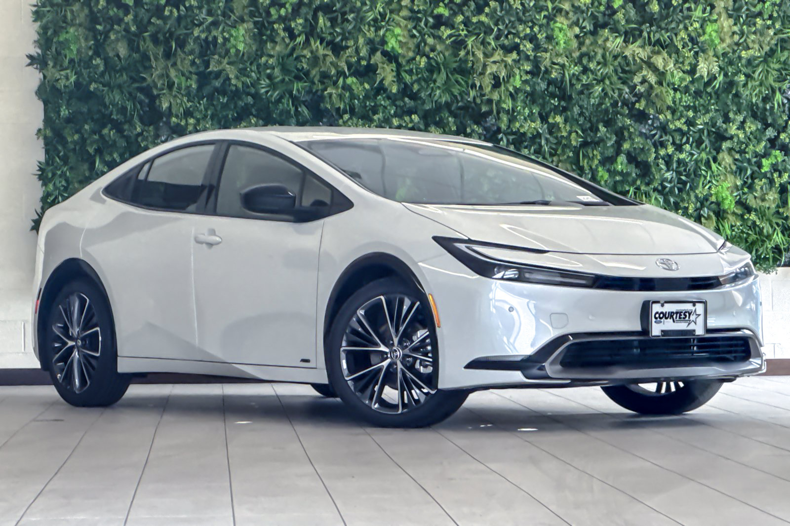 Used 2026 Toyota Prius XLE AWD/4WD image 1