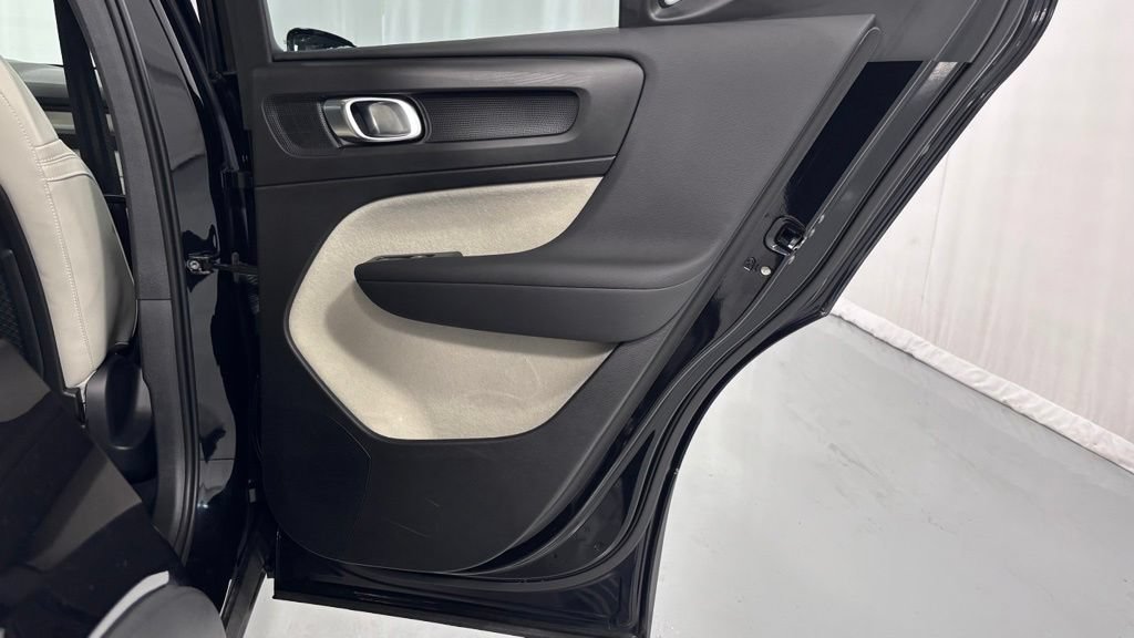 Certified 2023 Volvo XC40 B5 Ultimate w/ Protection Package Premier AWD/4WD image 27