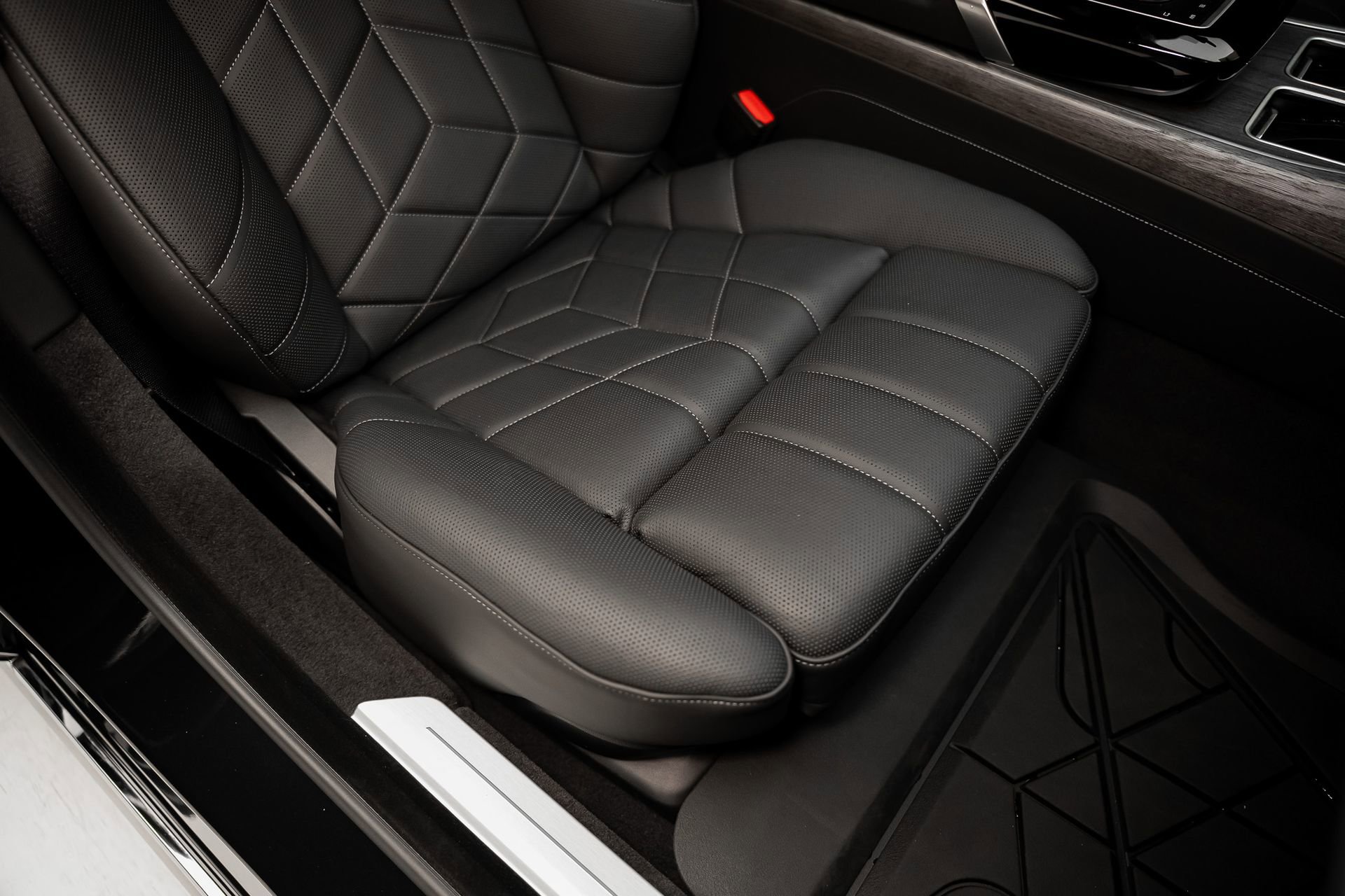 Used 2024 BMW i7 xDrive60 w/ Executive Package image 64