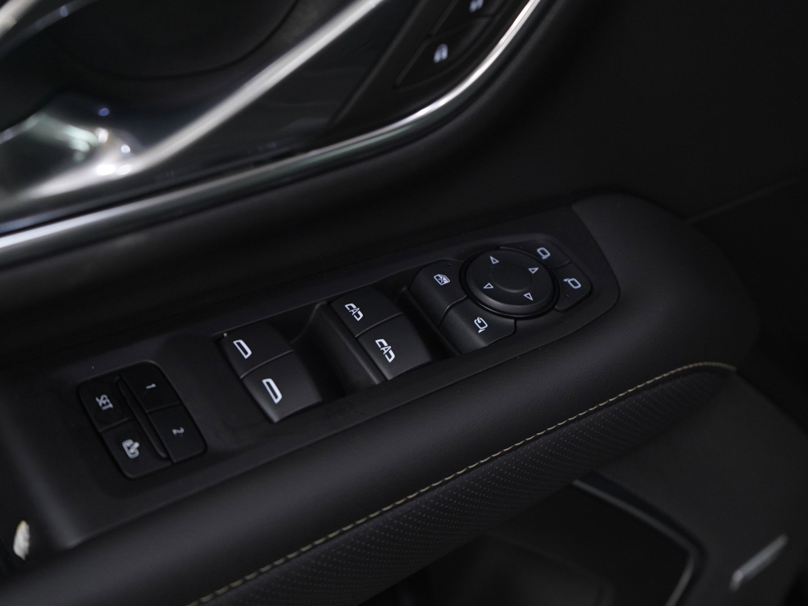 Used 2024 GMC Yukon SLT w/ SLT Luxury Package image 22