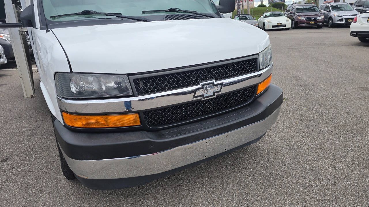 Used 2017 Chevrolet Express 3500 w/ Chrome Appearance Package RWD image 52