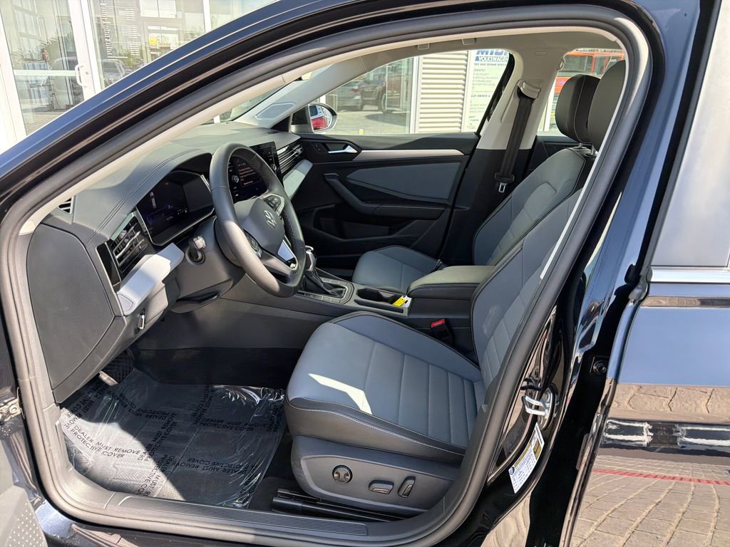 Used 2025 Volkswagen Jetta SE w/ Sunroof Package FWD image 9
