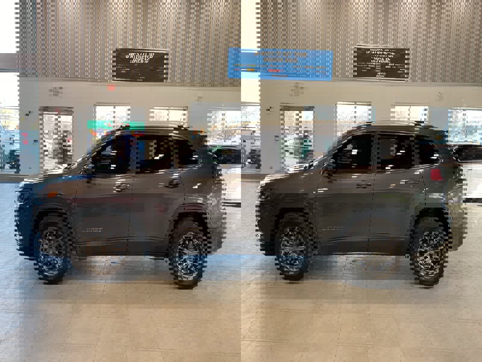 Used 2021 Jeep Cherokee Latitude Lux w/ Comfort/Convenience Group image 2