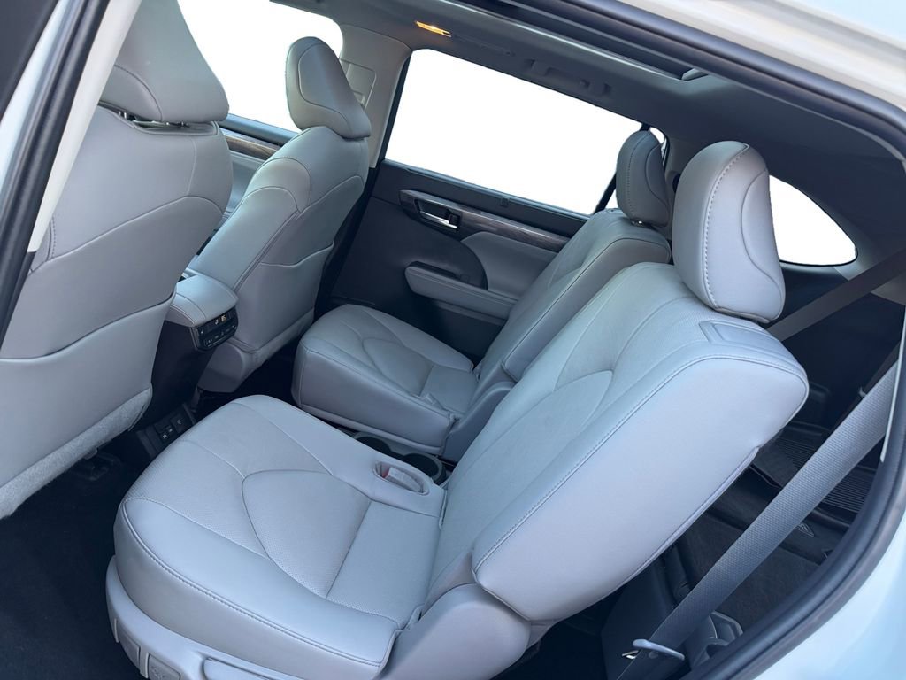 Used 2023 Toyota Highlander Platinum image 13