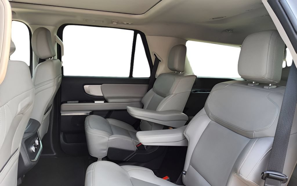 Used 2025 Ford Expedition Active AWD/4WD image 27