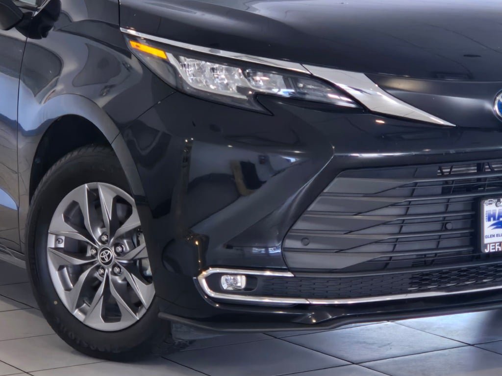 Used 2023 Toyota Sienna XLE AWD/4WD image 2