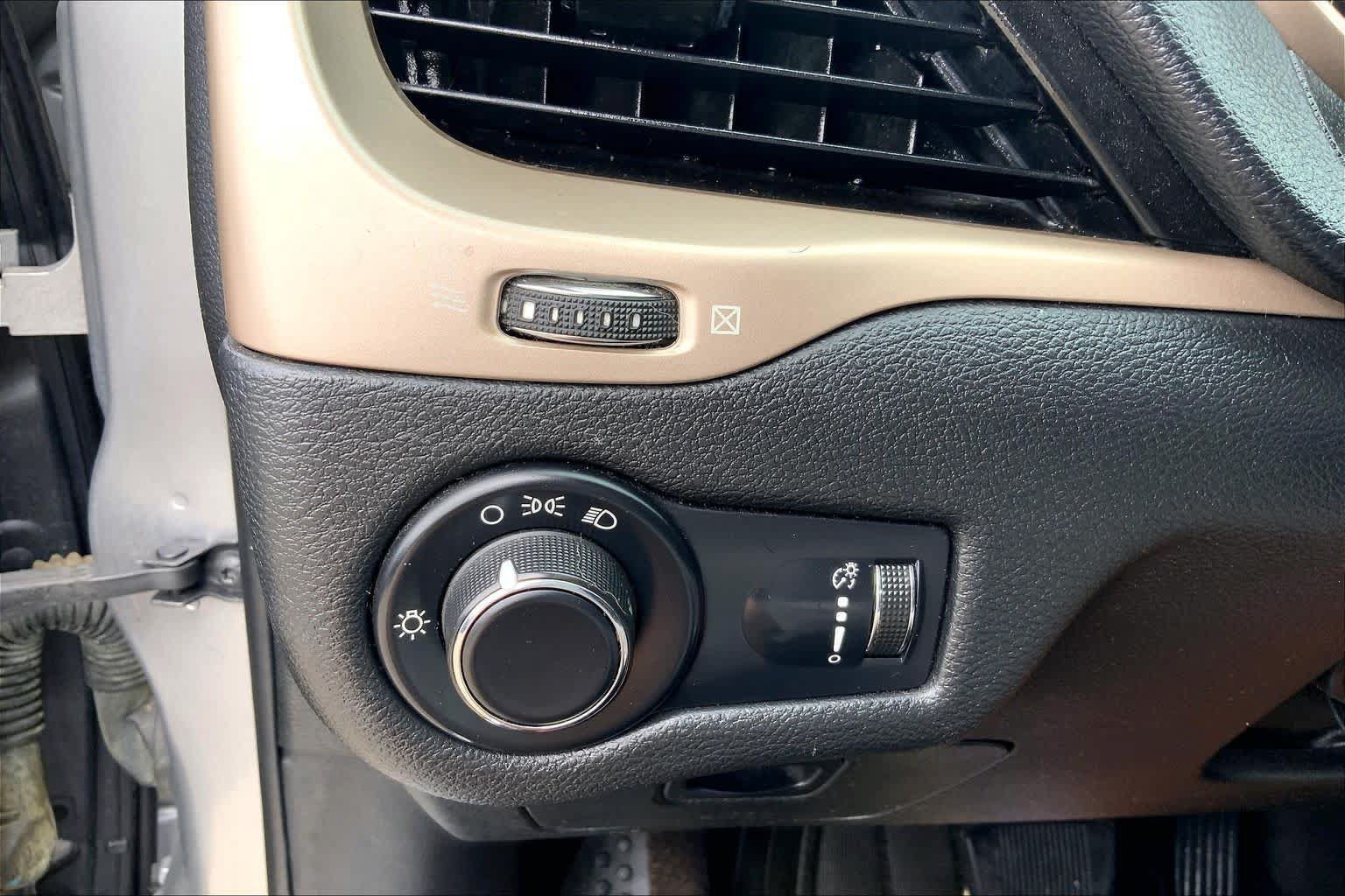 Used 2016 Jeep Cherokee Sport FWD image 34