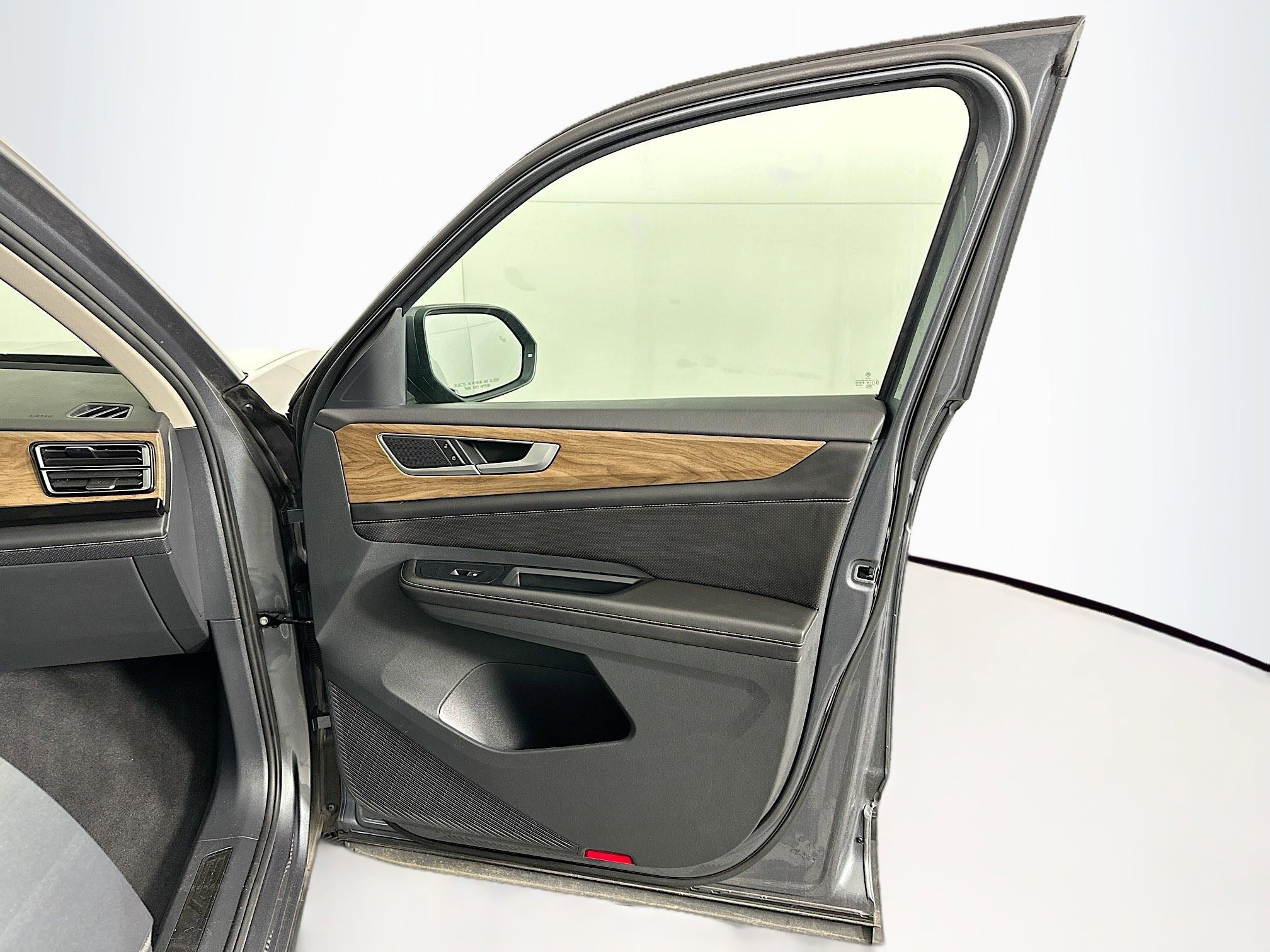 Used 2025 Volkswagen Atlas SE image 33