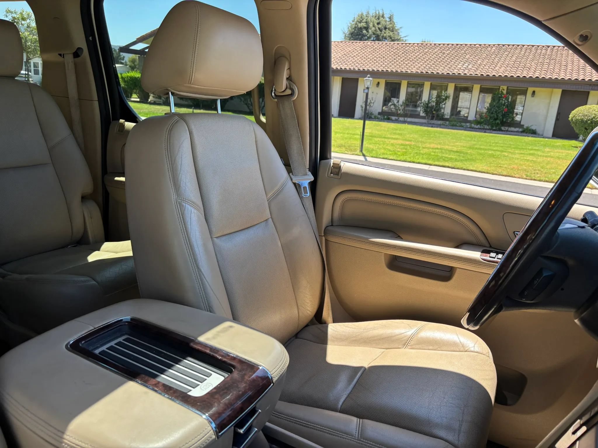 Used 2012 Cadillac Escalade ESV Luxury AWD/4WD image 20