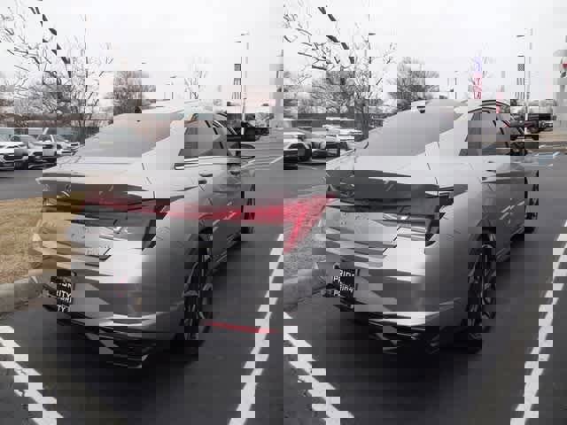 Used 2023 Hyundai Elantra Limited image 4