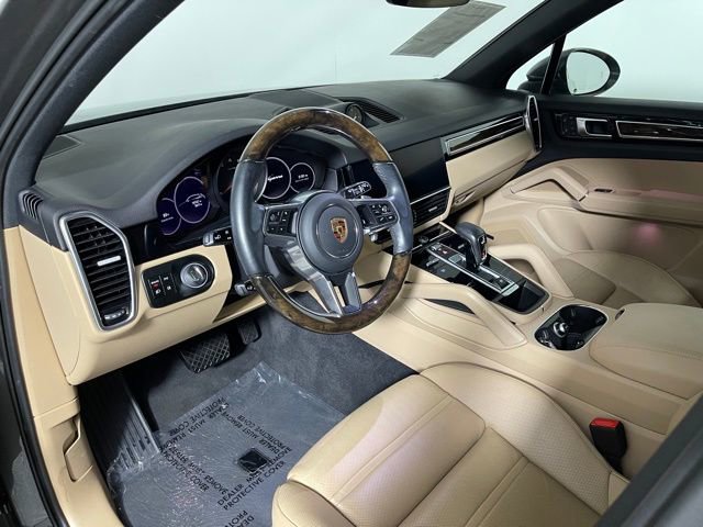Used 2023 Porsche Cayenne w/ Premium Package image 4