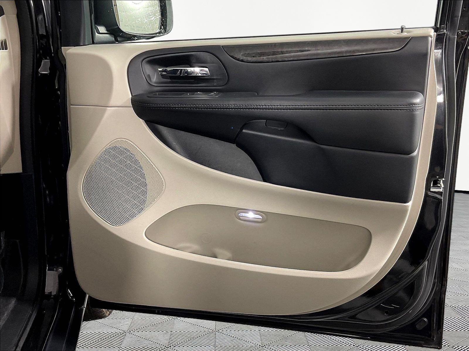 Used 2015 Dodge Grand Caravan SXT FWD image 26