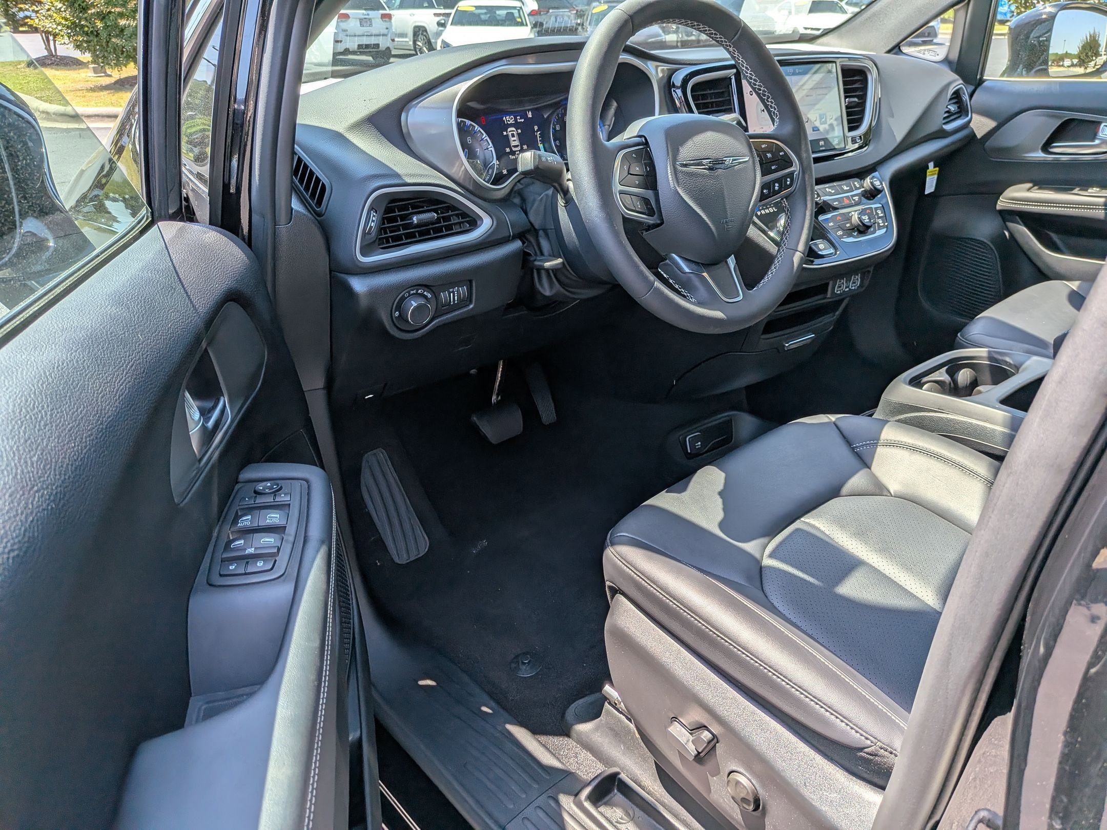 Used 2025 Chrysler Voyager LX FWD image 11