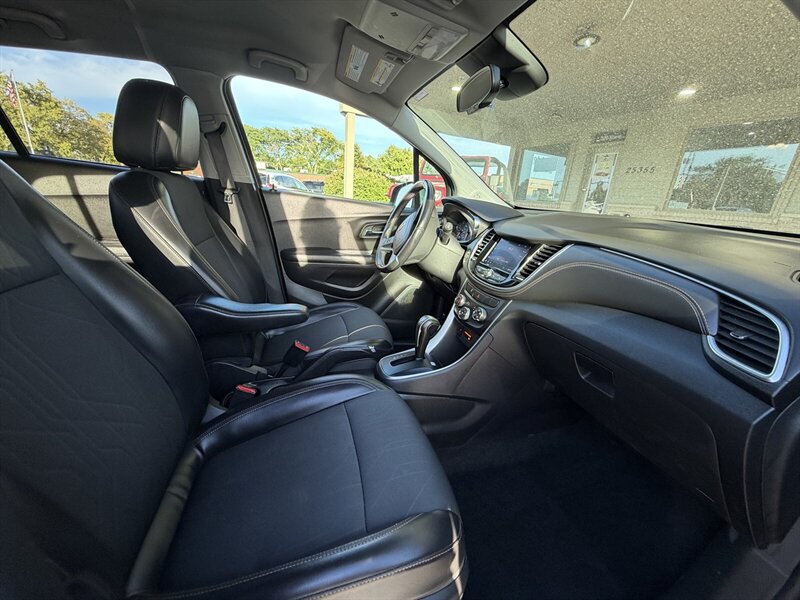 Used 2022 Chevrolet Trax LT w/ LT Convenience Package AWD/4WD image 12