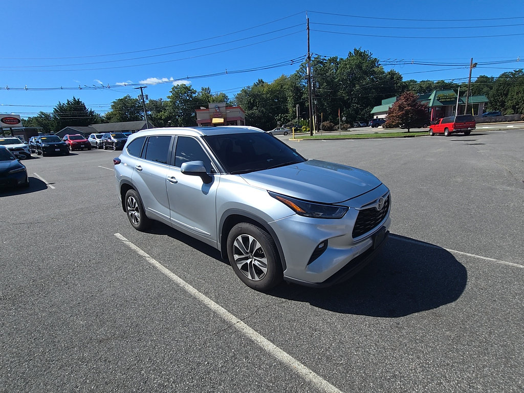 Used 2024 Toyota Highlander XLE AWD/4WD image 1