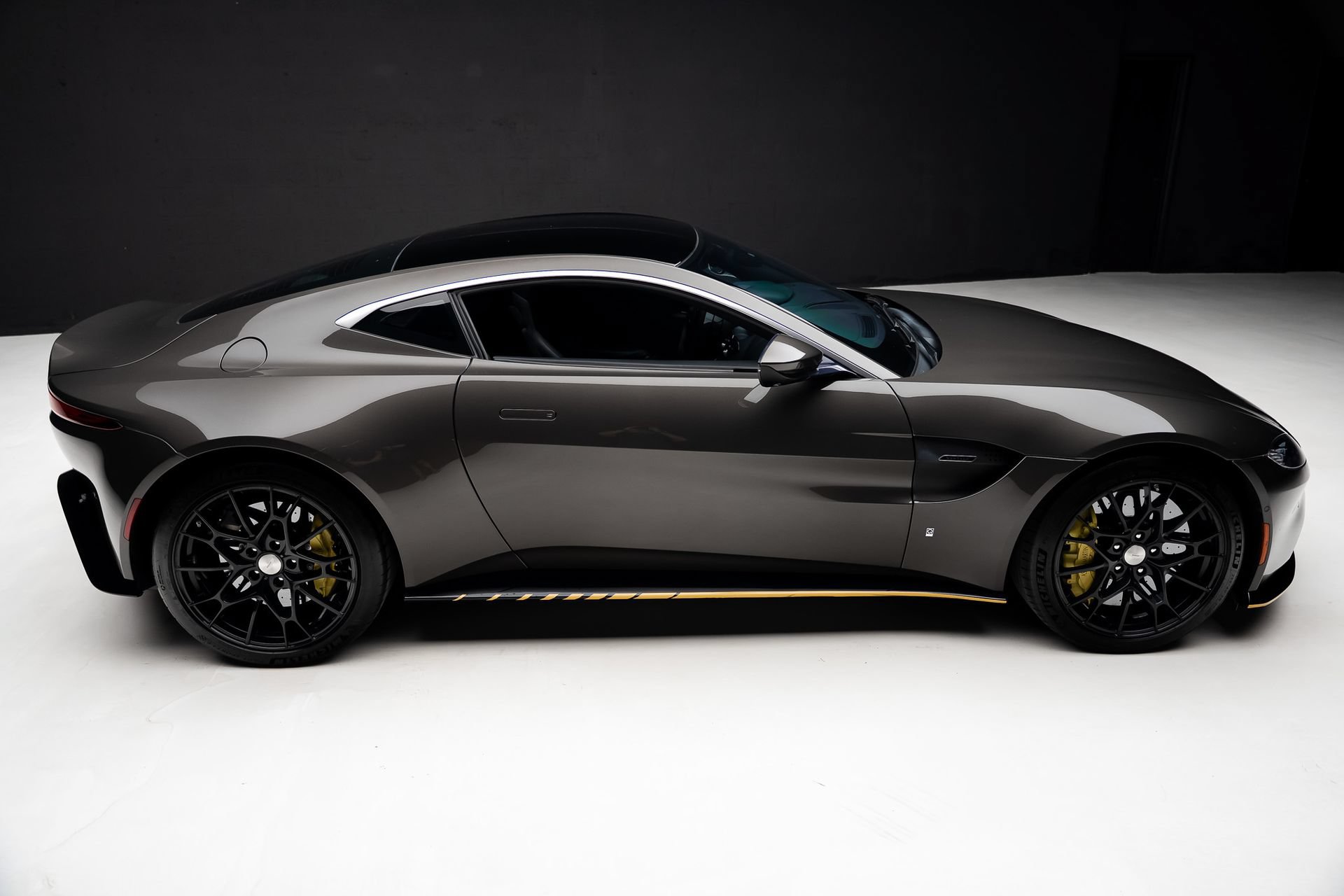 Used 2022 Aston Martin V8 Vantage Coupe RWD image 42