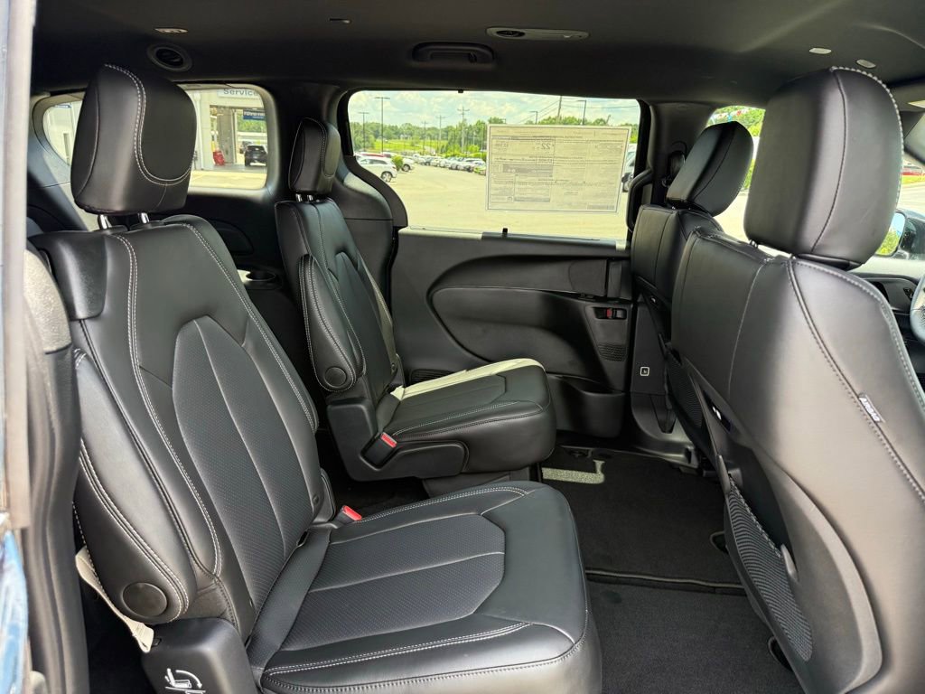 Used 2025 Chrysler Pacifica Select FWD image 35