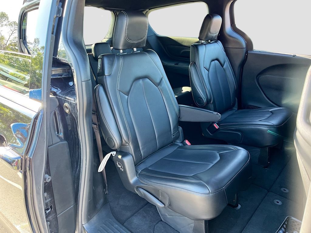 Certified 2025 Chrysler Pacifica Select image 24