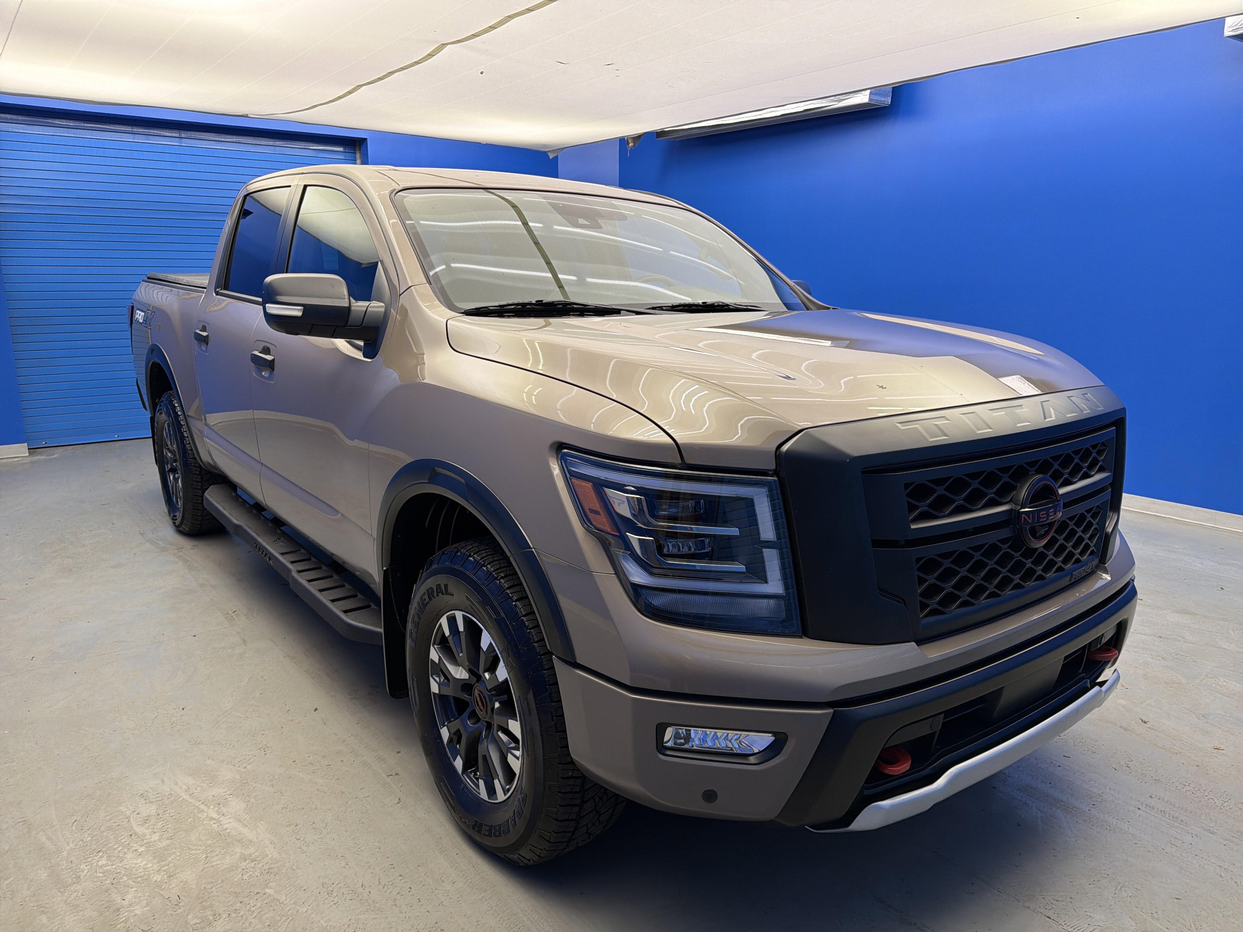 Used 2023 Nissan Titan PRO-4X w/ Pro-4x Convenience Package image 2