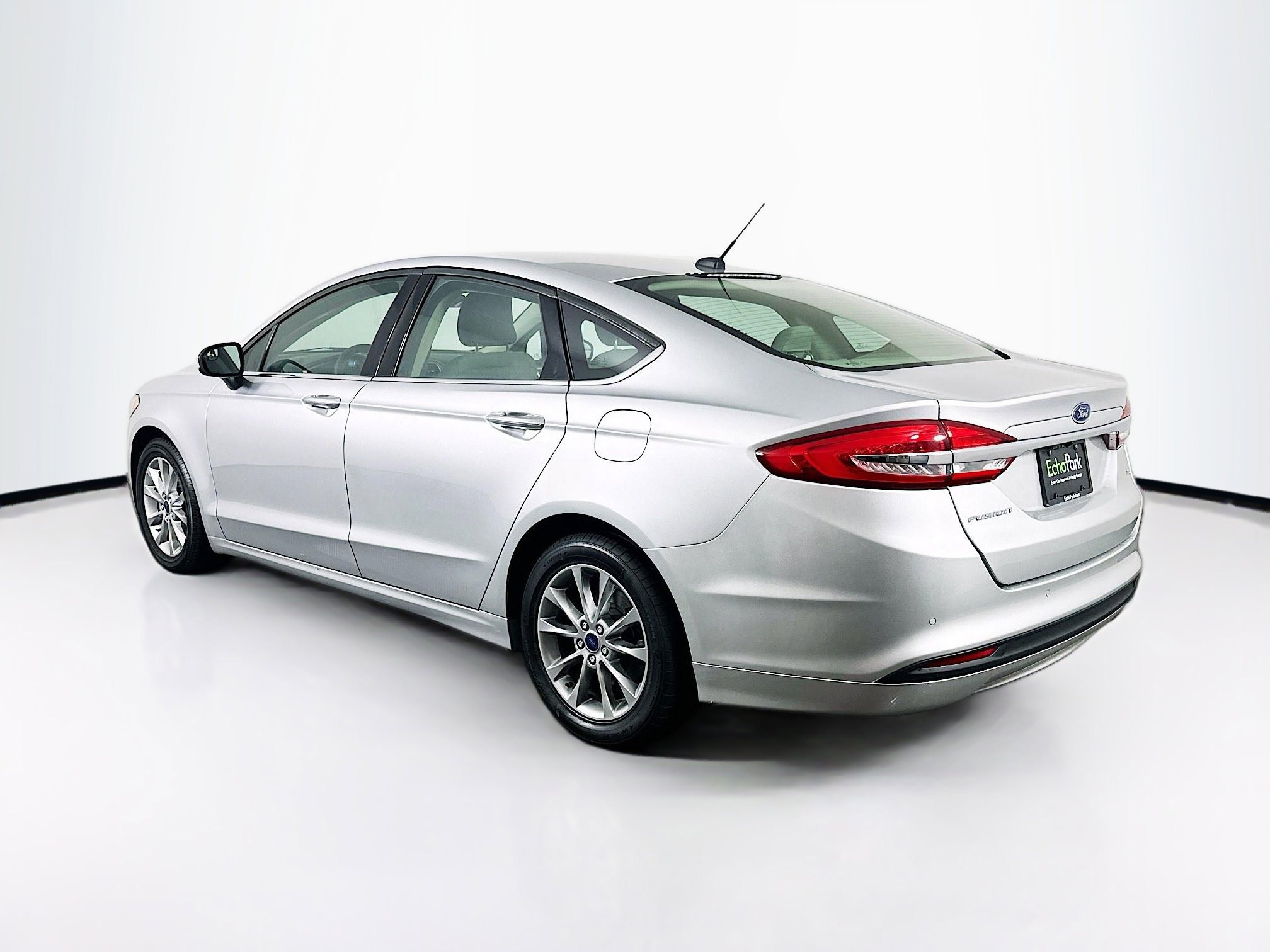 Used 2017 Ford Fusion SE FWD image 5