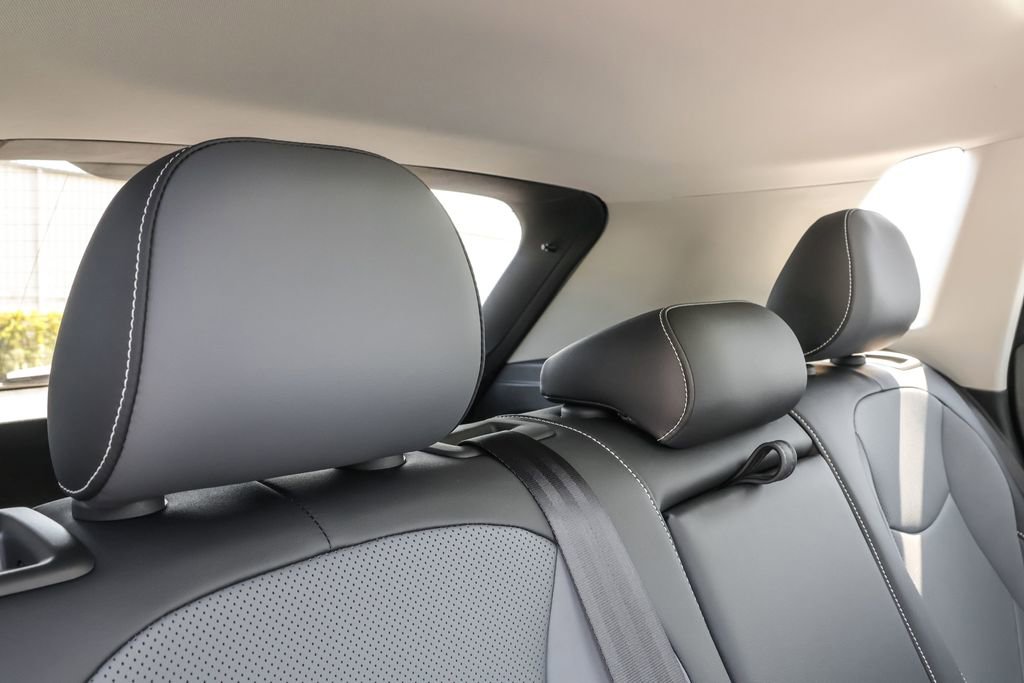 Used 2025 Volkswagen Tiguan SE image 32