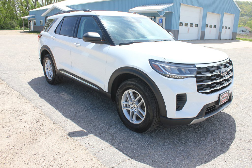 Used 2025 Ford Explorer Active AWD/4WD image 3