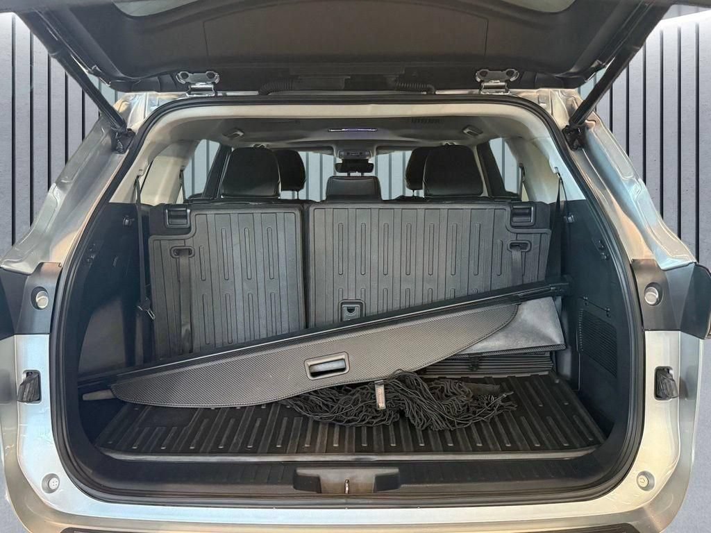 Used 2023 Toyota Highlander XLE AWD/4WD image 9