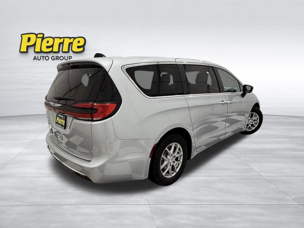 Used 2024 Chrysler Pacifica Touring-L image 6
