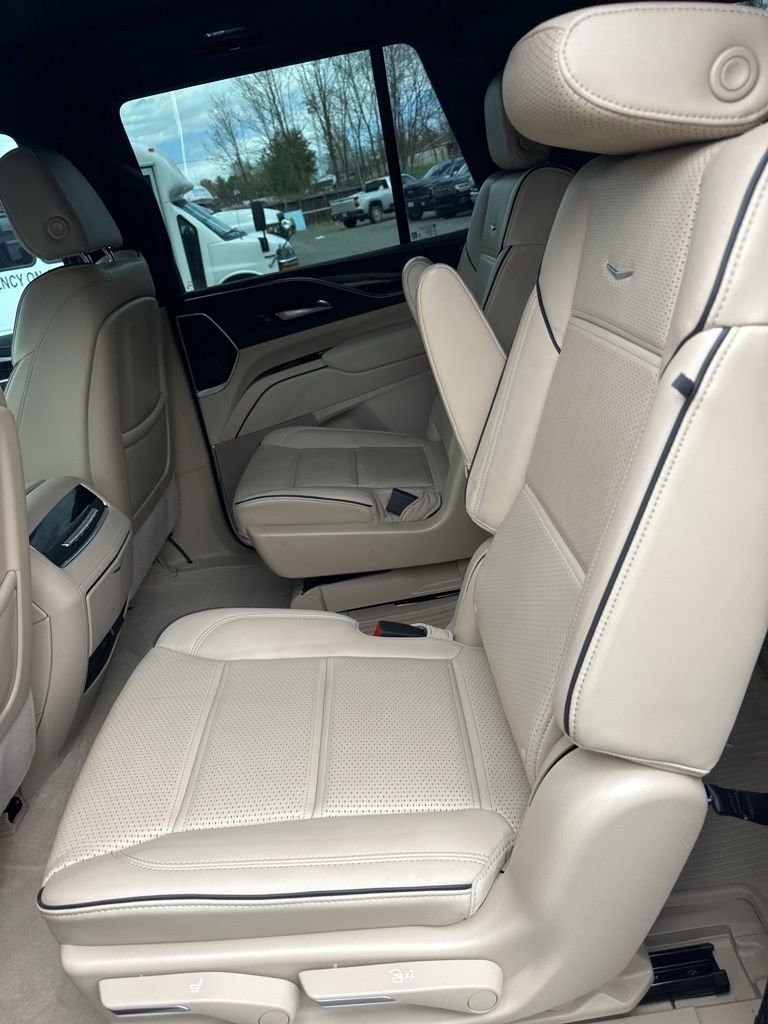 Used 2023 Cadillac Escalade Premium Luxury image 17