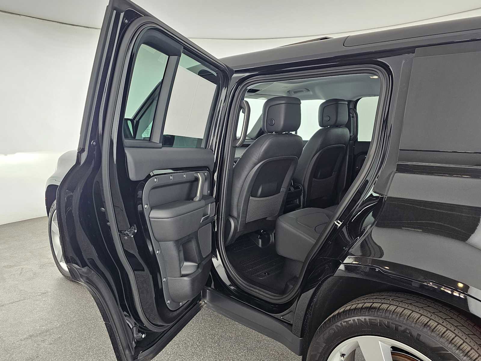 New 2025 Land Rover Defender 110 X-Dynamic SE image 14