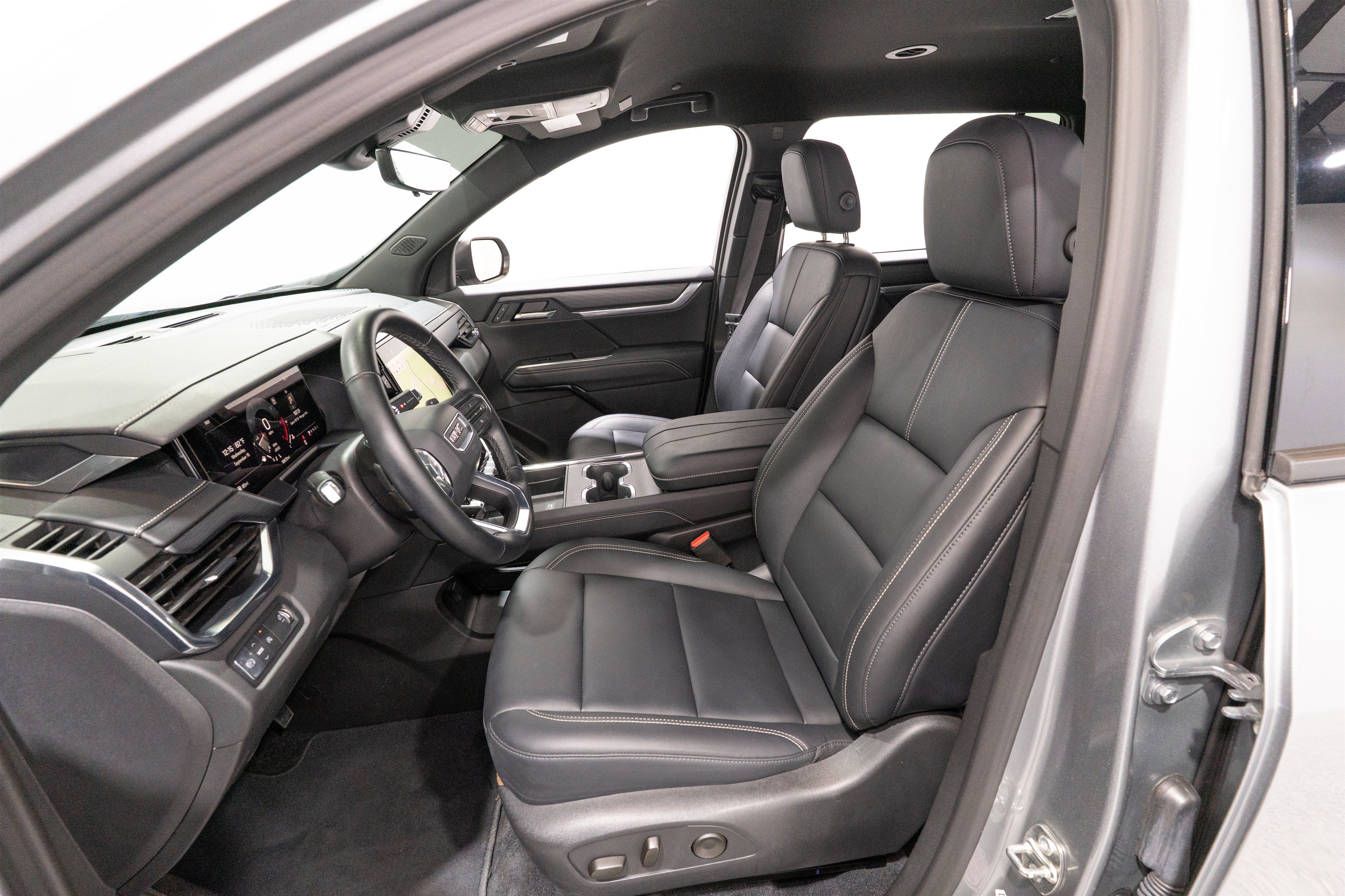 Used 2026 GMC Acadia Elevation w/ Elevation Premium Package FWD image 15