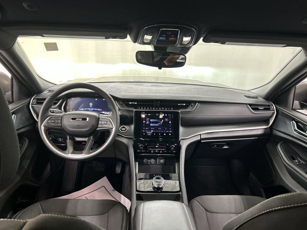 Used 2025 Jeep Grand Cherokee Laredo w/ Luxury Tech Group I image 16