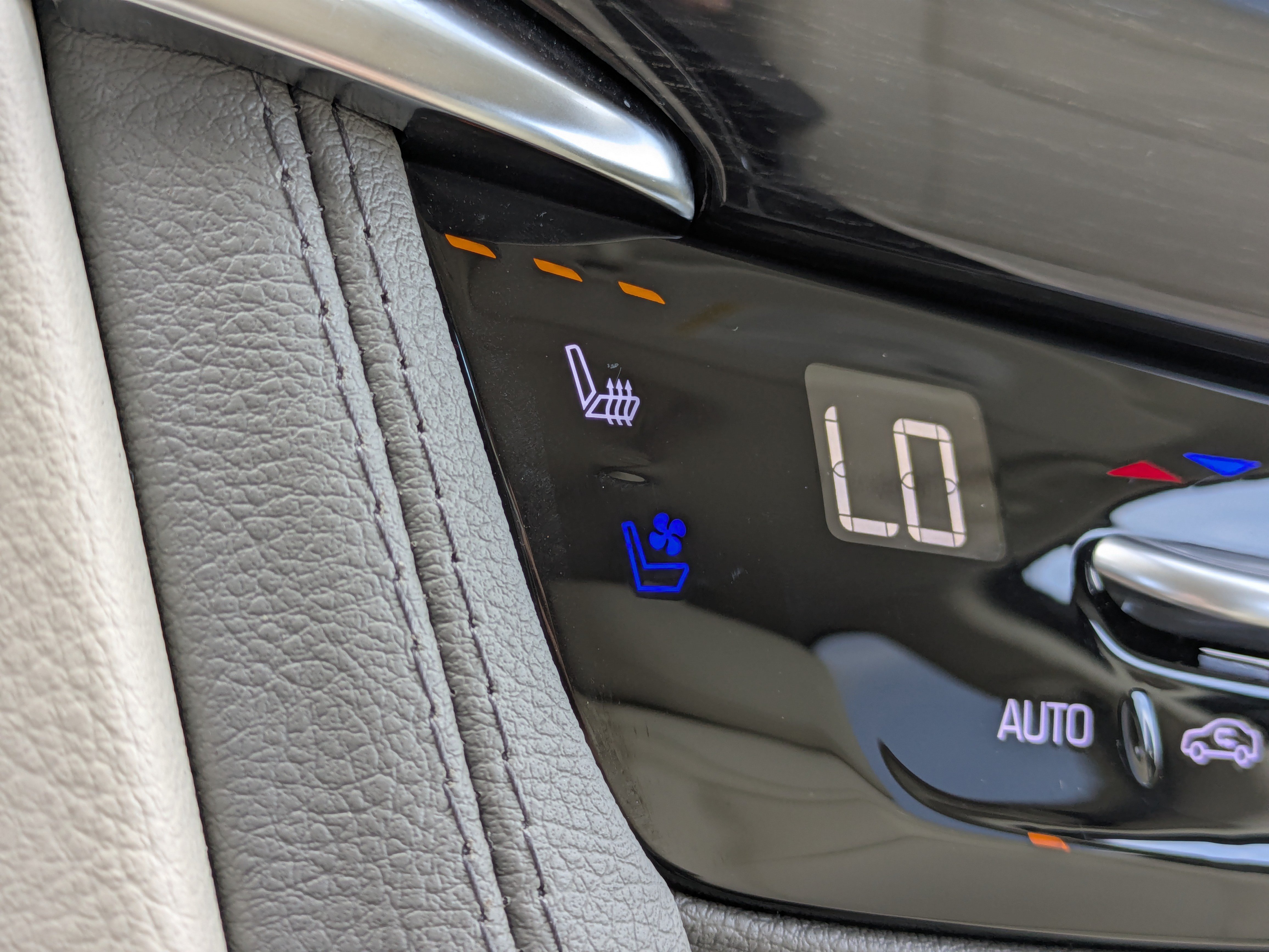Certified 2025 Cadillac XT6 Premium Luxury w/ Technology Package AWD/4WD image 30