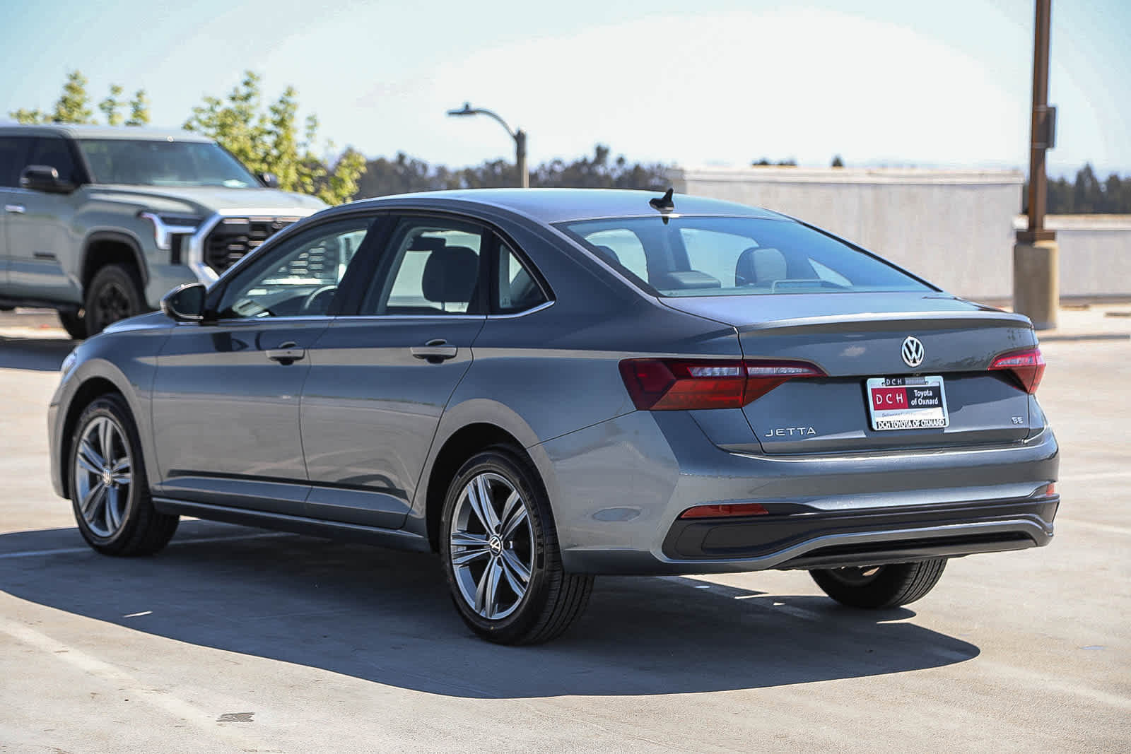 Used 2024 Volkswagen Jetta SE FWD image 7