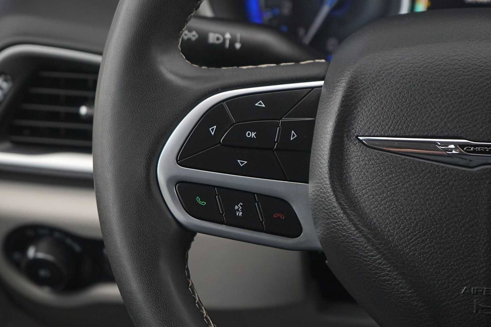 Used 2024 Chrysler Pacifica Touring-L FWD image 17