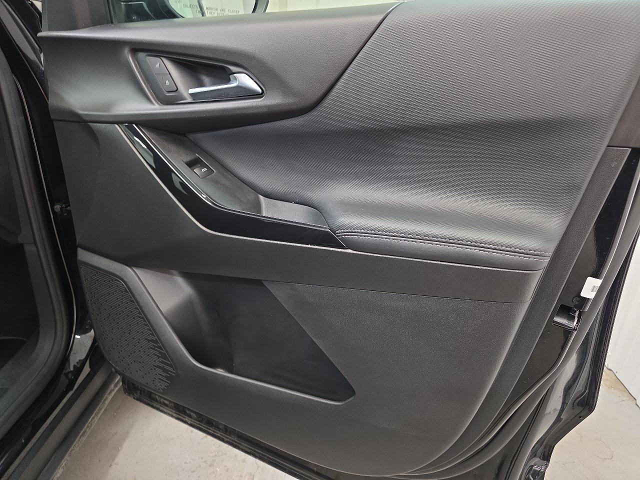 Used 2025 Chevrolet Equinox LT image 46