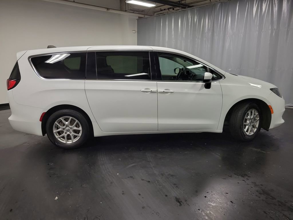 Used 2023 Chrysler Voyager LX image 9